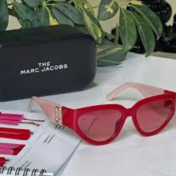 Light pink and red Marc by Marc Jacobs sunglasses Amazon.com: Sunglasses Marc Jacobs 368 /S 035J Pink / U1 Red  main image 4